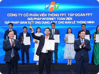 Đại diện FPT nhận giải thưởng cho Giải pháp Internet toàn diện